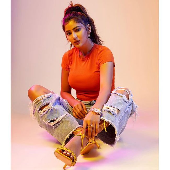 Staggering Poses Of Soniya Bansal In Red